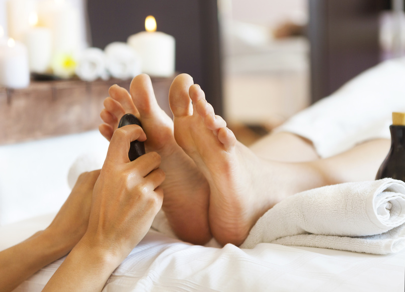 Fußreflexzonen Massage mit Edelsteinen